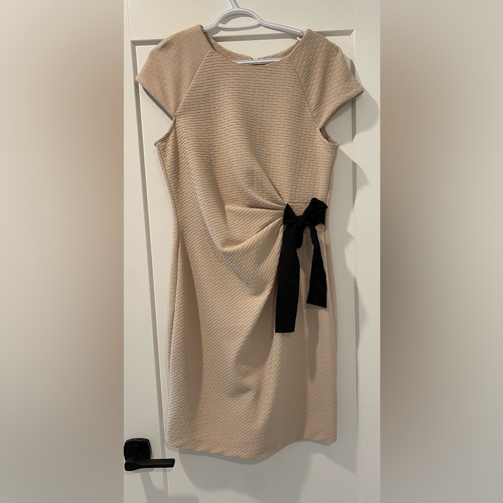 Elegant Beige Taylor Dress with Black Bow - Size 10